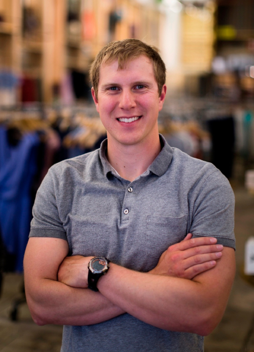 a man standing with his arms crossed in front of him.